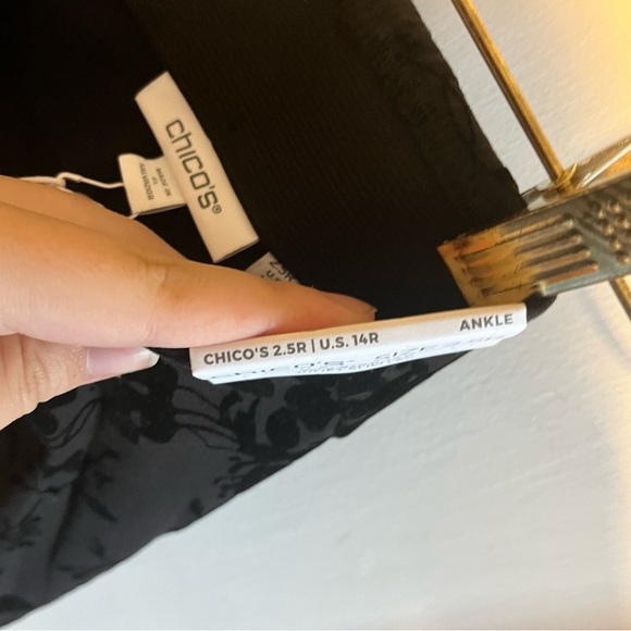 Chico's so slimming 360 Juliet flocked blooms ankle pants NWT - Picture 10 of 12